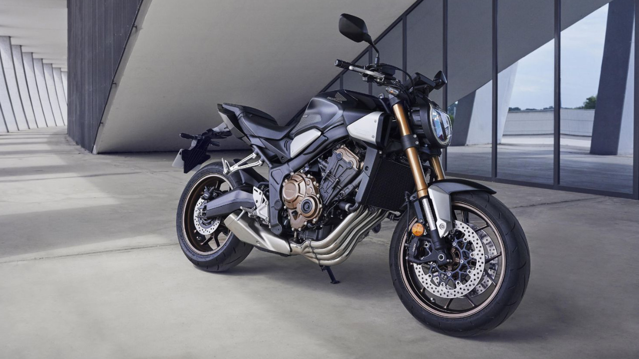 vue latérale avant d'une Honda CB-650