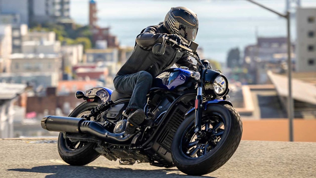 vue latérale avant d'une moto Indian Scout en ville