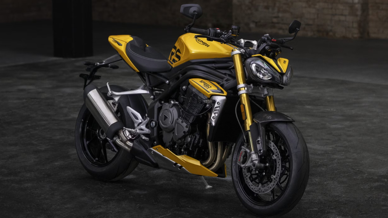 vue latérale avant d'une moto Triumph Street Triple