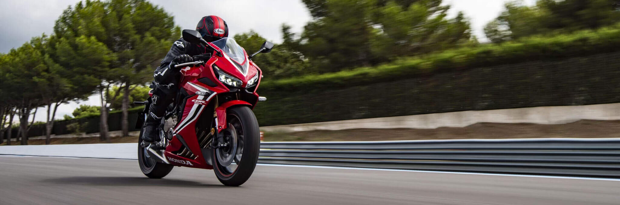 vue latérale avant d'une moto Honda CBR650R