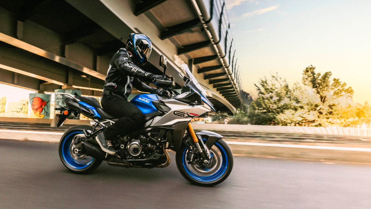 vue latérale avant d'une moto Suzuki GSX S1000GX