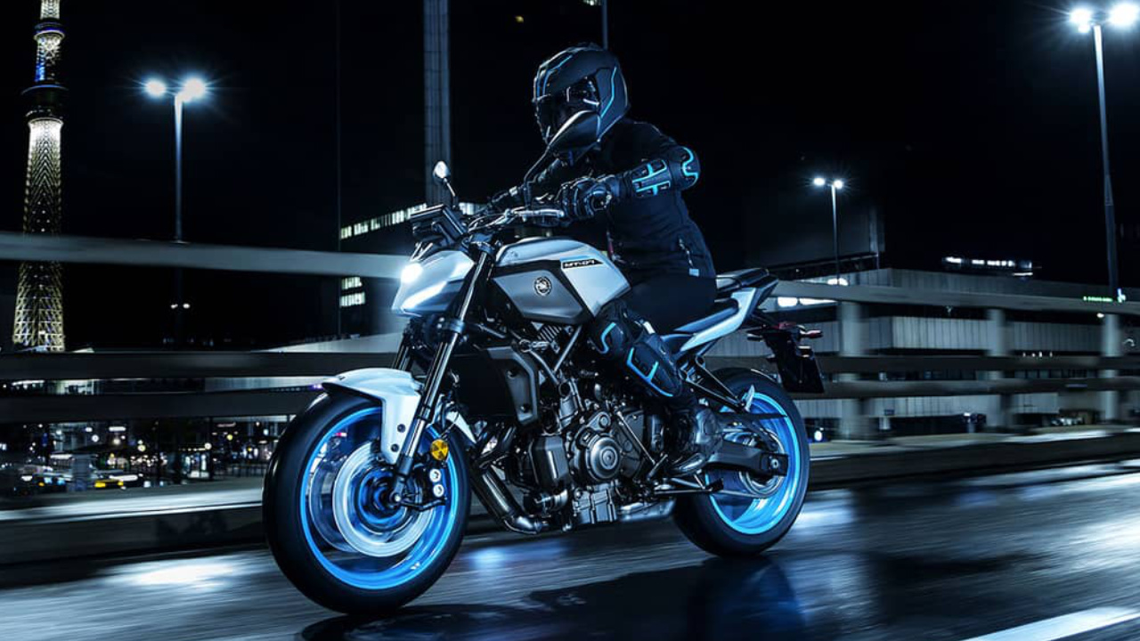 vue latérale avant d'une moto Yamaha MT-07